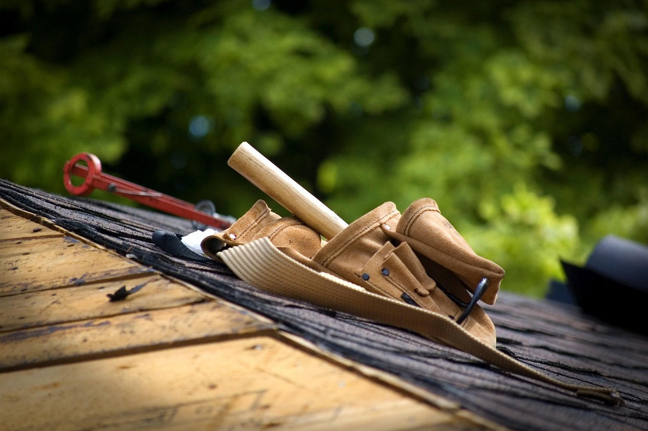 Belt pouches and small bags: carrying what you need on the ladder